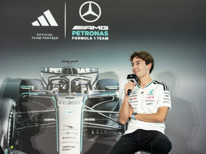 开云-说着“侬好”的拉塞尔，你怎能不爱|上海|梅赛德斯AMG车队|乔治·拉塞尔|赛车手|揭幕战_新浪体育_新浪新闻